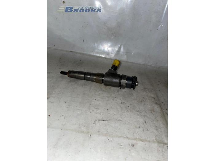 Injector (diesel) from a Peugeot 308 SW (L4/L9/LC/LJ/LR) 1.6 BlueHDi 120 2015