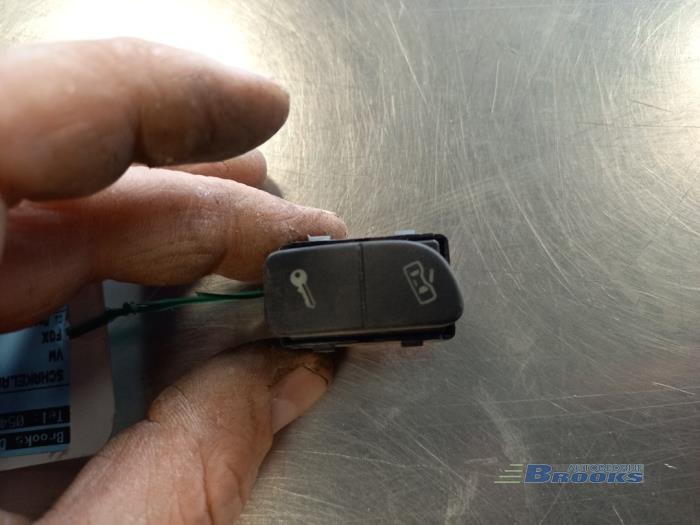 Używane Przelacznik Volkswagen Fox (5Z) 1.2 Cena € 5,00 Procedura marży oferowane przez Autobedrijf Brooks