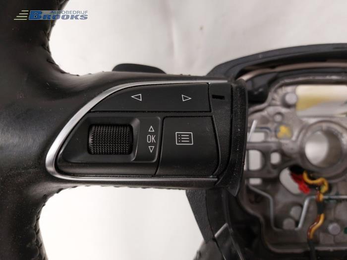 Steering wheel from a Audi A8 (D4) 4.2 TDI V8 32V Quattro 2015