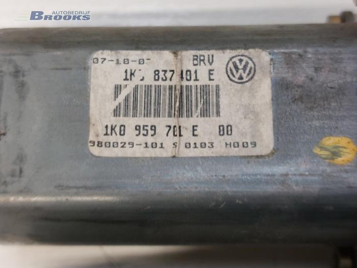 Silnik szyby drzwiowej z Volkswagen Golf V (1K1) 1.4 16V 2005
