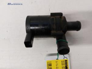 Usados Bomba de agua adicional Skoda Octavia Combi (1Z5) 1.2 TSI Precio € 15,00 Norma de margen ofrecido por Autobedrijf Brooks