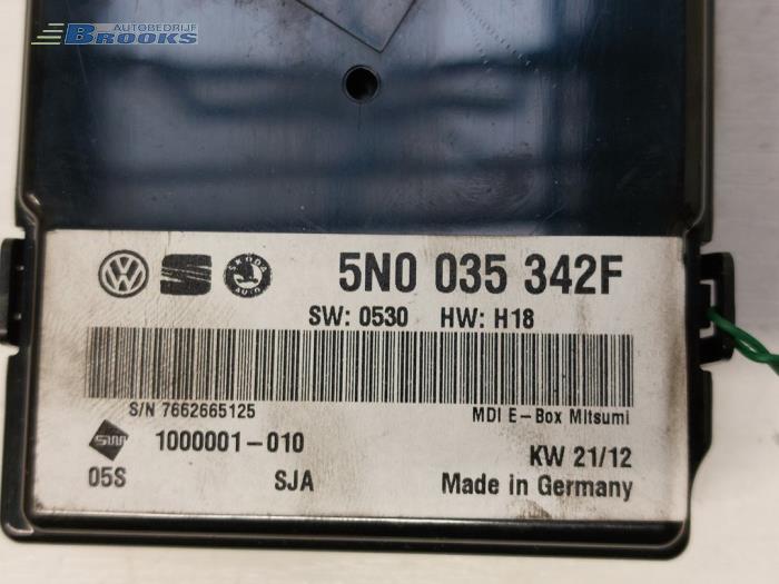 Multi-media control unit from a Volkswagen Polo V (6R) 1.2 TDI 12V BlueMotion 2012