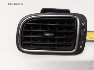 Używane Kratka wentylacyjna deski rozdzielczej Volkswagen Polo V (6R) 1.2 TDI 12V BlueMotion Cena € 10,00 Procedura marży oferowane przez Autobedrijf Brooks