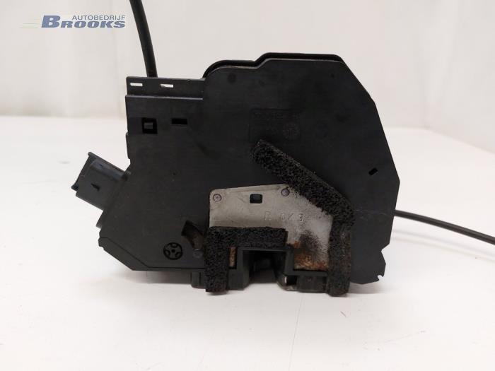 Rear door mechanism 4-door, right from a Renault Clio IV (5R) 0.9 Energy TCE 90 12V 2013