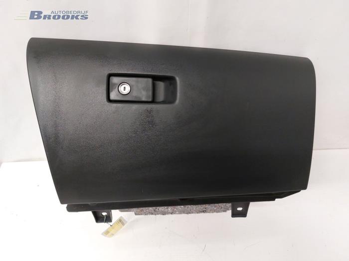 Begagnade Handskfack Volvo V60 I (FW/GW) 2.0 D4 16V Pris € 25,00 Marginaltabell erbjuds av Autobedrijf Brooks