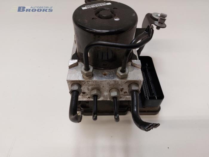 ABS pump Volvo V60 I 2.0 D4 16V - 31400546 D4204T5 VOLVO