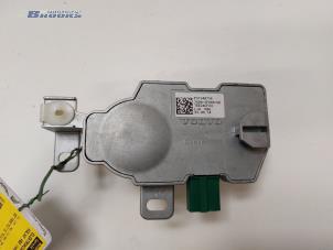 Used Electronic ignition key Volvo V60 I (FW/GW) 2.0 D4 16V Price € 25,00 Margin scheme offered by Autobedrijf Brooks