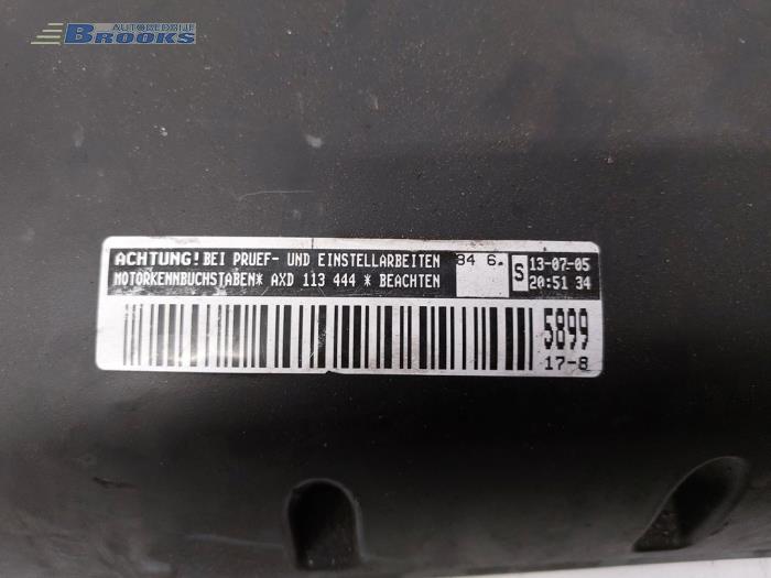 Engine cover from a Volkswagen Multivan T5 (7E/7HC/7HF/7HM) 2.5 Tdi 2004
