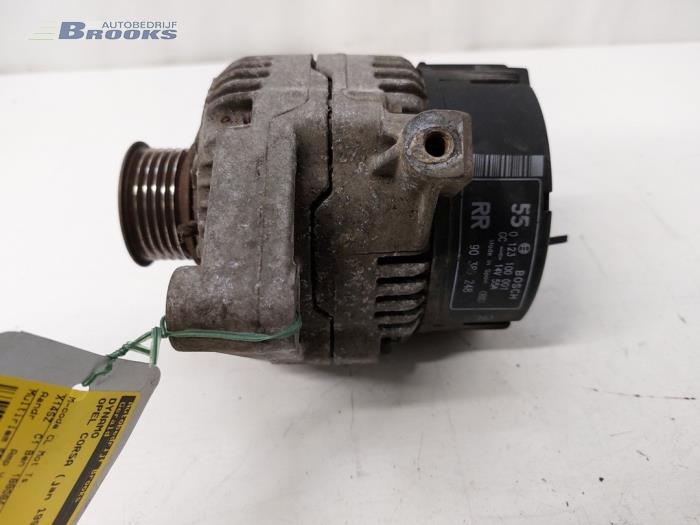 Dynamo van een Opel Corsa B (73/78/79) 1.4i 1998
