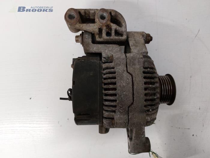 Dynamo van een Opel Corsa B (73/78/79) 1.4i 1998