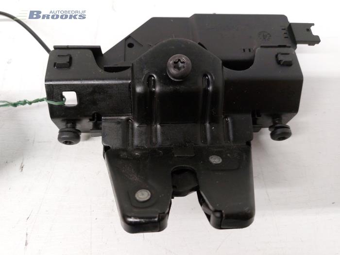 Tailgate lock mechanism from a BMW 1 serie (E87/87N) 116i 1.6 16V 2009