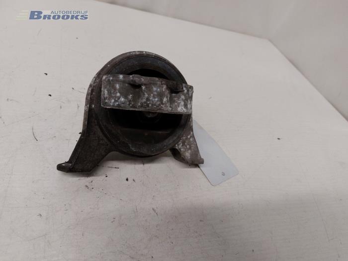 Engine mount from a Opel Astra H Twin Top (L67) 1.8 16V 2008