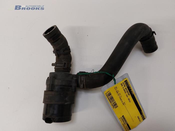 Additional water pump from a BMW 5 serie Touring (F11) 530d 24V Blue Performance 2012
