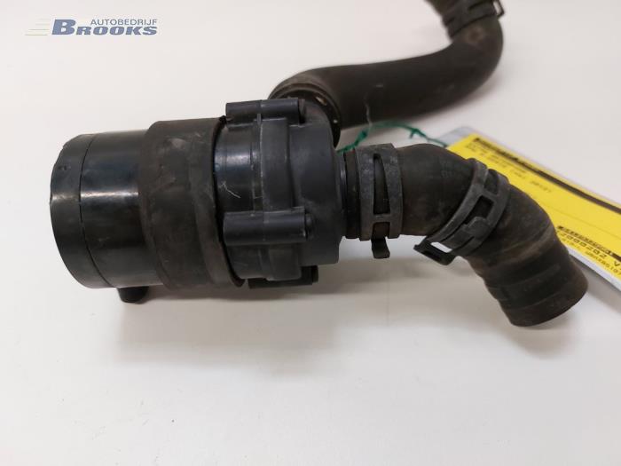 Additional water pump from a BMW 5 serie Touring (F11) 530d 24V Blue Performance 2012