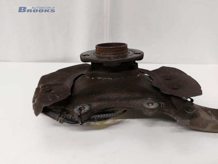 Knuckle, front left from a BMW 5 serie Touring (F11) 530d 24V Blue Performance 2012