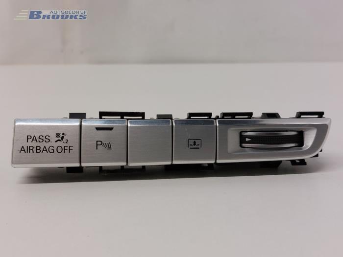 Usados Interruptor PDC Audi A8 (D4) 4.2 TDI V8 32V Quattro Precio € 35,00 Norma de margen ofrecido por Autobedrijf Brooks