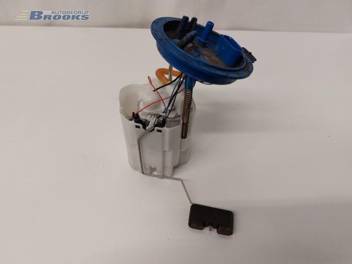 Electric fuel pump from a Seat Leon (5FB) 1.4 TSI ACT 16V 2017