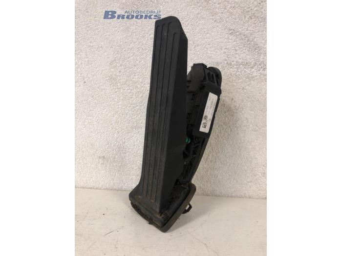 Accelerator pedal from a Volkswagen Caddy III (2KA,2KH,2CA,2CH) 1.9 TDI 2008