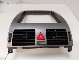 Używane Kratka wentylacyjna deski rozdzielczej Volkswagen Touran (1T1/T2) 1.4 16V TSI 140 Cena € 15,00 Procedura marży oferowane przez Autobedrijf Brooks