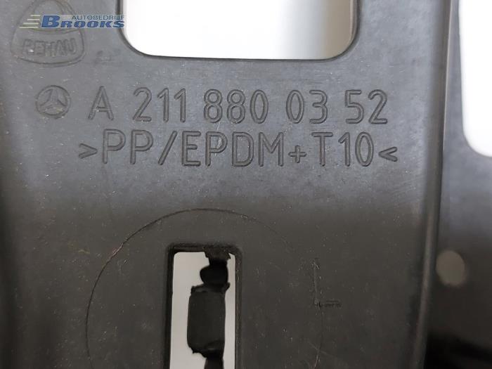 Front bumper bracket, left from a Mercedes-Benz E (W211) 2.7 E-270 CDI 20V 2006