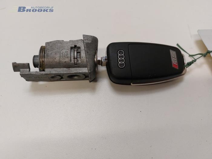 Door lock cylinder, left from a Audi RS 3 Sportback (8VA/8VF) 2.5 TFSI 20V Quattro 2018