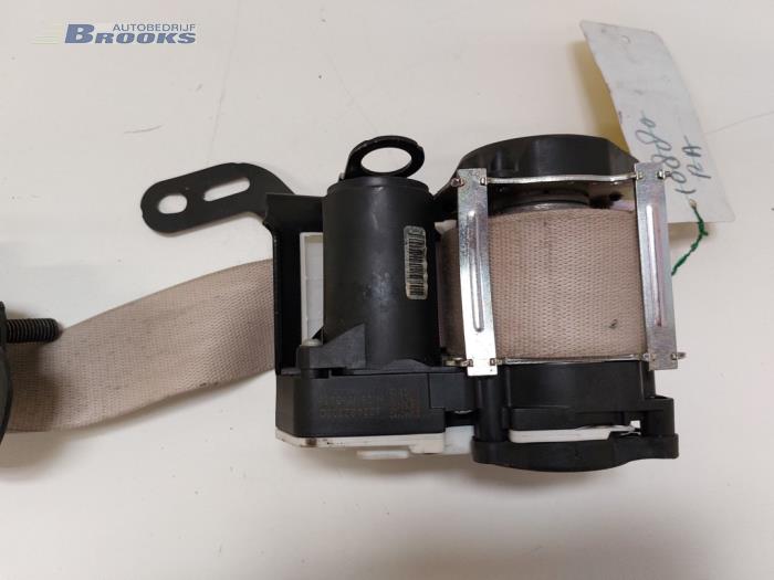 Front seatbelt, left from a BMW 5 serie Touring (F11) 530d 24V Blue Performance 2012