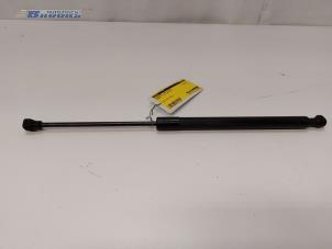 Used Rear gas strut, left Renault Clio IV (5R) 0.9 Energy TCE 90 12V Price € 10,00 Margin scheme offered by Autobedrijf Brooks