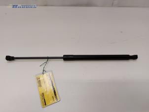 Used Rear gas strut, right Renault Clio IV (5R) 0.9 Energy TCE 90 12V Price € 10,00 Margin scheme offered by Autobedrijf Brooks