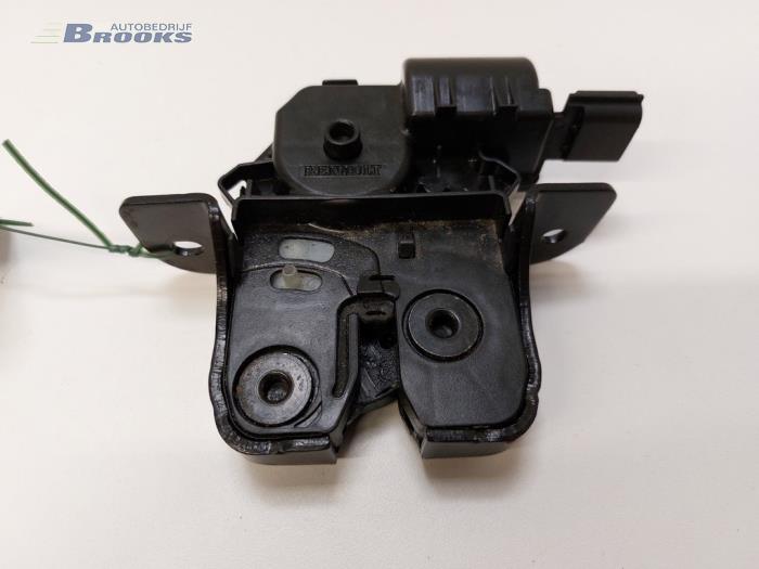 Tailgate lock mechanism from a Renault Clio IV (5R) 0.9 Energy TCE 90 12V 2017