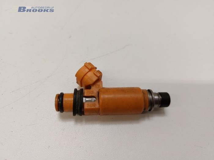 Injector (petrol injection) from a Suzuki Alto (RF410) 1.1 16V 2005
