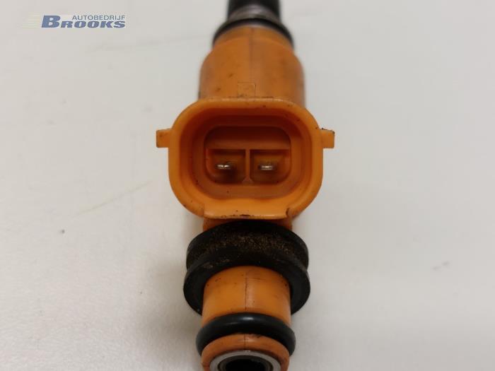 Injektor (Benzineinspritzung) van een Suzuki Alto (RF410) 1.1 16V 2005