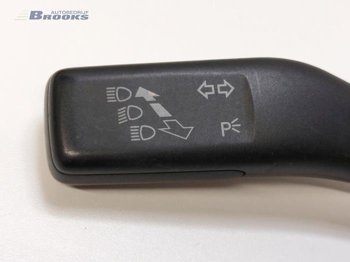 Indicator switch from a Volkswagen Caddy III (2KA,2KH,2CA,2CH) 2.0 SDI 2008