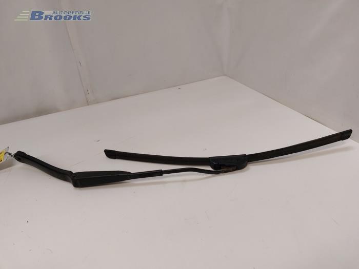 Front wiper arm from a Saab 9-5 Estate (YS3E) 1.9 TiD 16V 2007