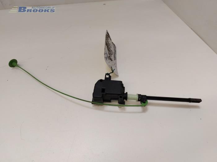 Tank flap lock motor Volvo V60 I 2.0 D4 16V - 86113136 HELLA