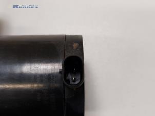 Vattenpump från en Volvo V60 I (FW/GW) 2.0 D4 16V 2014
