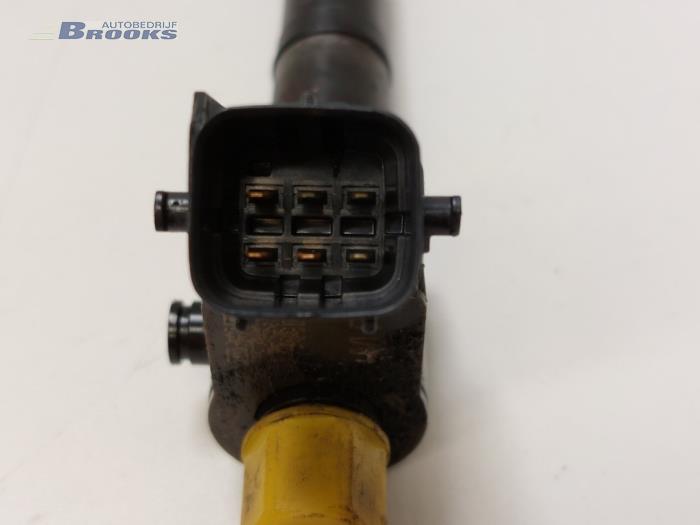 Injector (diesel) Volvo V60 I 2.0 D4 16V - 31405404 D4204T5 DENSO