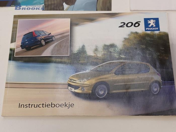 Instruction Booklet from a Peugeot 206 (2A/C/H/J/S) 1.4 XR,XS,XT,Gentry 2005