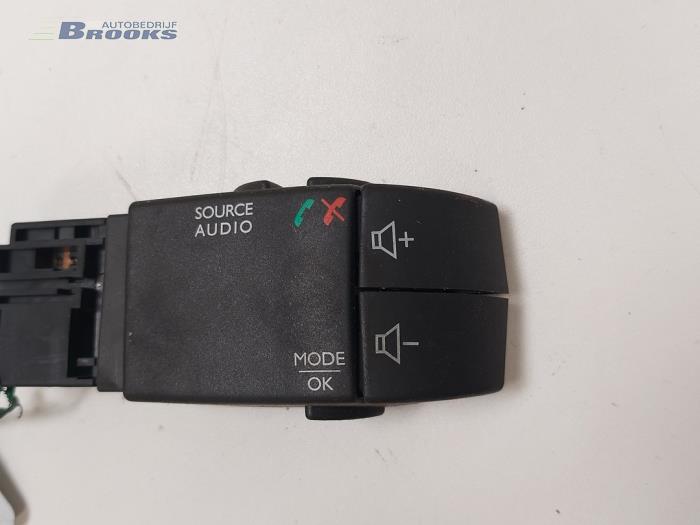 Steering wheel mounted radio control from a Renault Clio IV (5R) 1.5 Energy dCi 90 FAP 2015