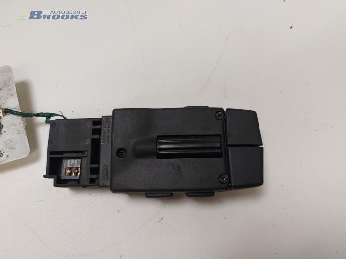 Steering wheel mounted radio control from a Renault Clio IV (5R) 1.5 Energy dCi 90 FAP 2015