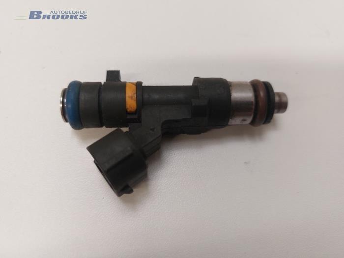Injector (petrol injection) from a Nissan 350 Z (Z33) 3.5 V6 24V 2004