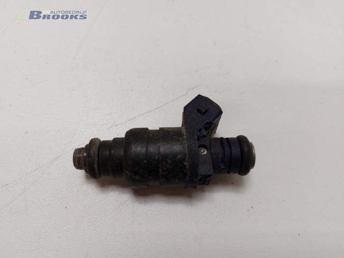 Injector (petrol injection) from a Opel Corsa C (F08/68) 1.8 16V GSi 2005