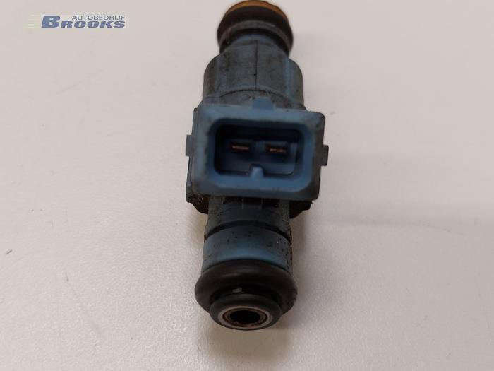 Injector (petrol injection) from a Smart Fortwo Coupé (450.3) 0.7 2003