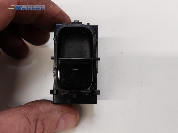 Usados Interruptor de ventanilla eléctrica Tesla Model 3 Long Range AWD 75 kWh Precio € 15,00 Norma de margen ofrecido por Autobedrijf Brooks