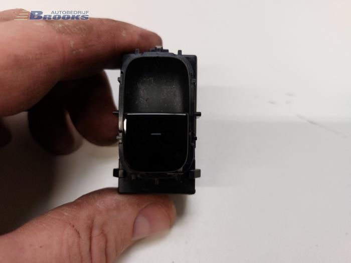 Usados Interruptor de ventanilla eléctrica Tesla Model 3 Long Range AWD 75 kWh Precio € 15,00 Norma de margen ofrecido por Autobedrijf Brooks