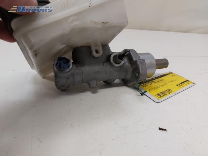 Master cylinder from a Peugeot 206+ (2L/M) 1.4 XS 2009
