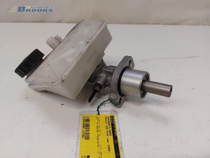 Master cylinder from a Peugeot 206+ (2L/M) 1.4 XS 2009