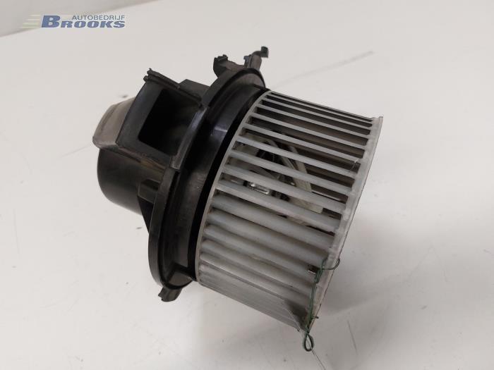 Heating and ventilation fan motor from a Mercedes-Benz Sprinter 5t (906.15/906.25) 516 CDI 16V 2010