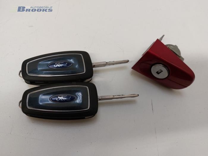 Ignition lock + key from a Ford Focus 3 Wagon 1.0 Ti-VCT EcoBoost 12V 125 2014