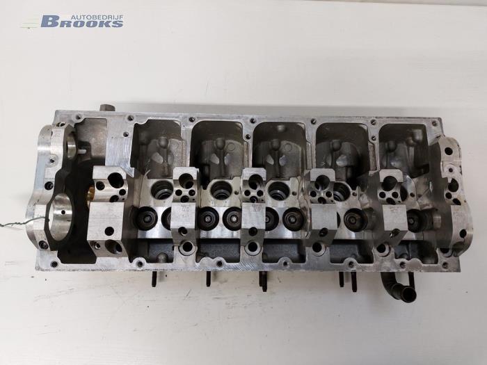 Cylinder head from a Volkswagen Transporter T5 2.5 TDi 4Motion 2005