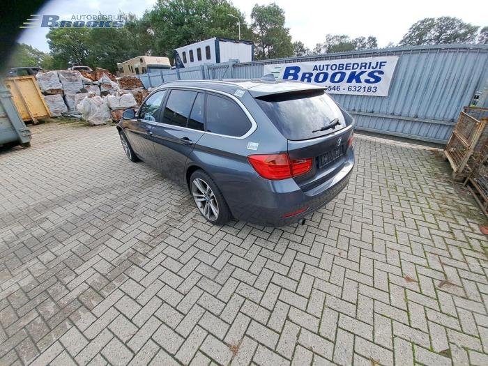 Karosserieecke links hinten van een BMW 3 serie Touring (F31) 316i 1.6 16V 2014